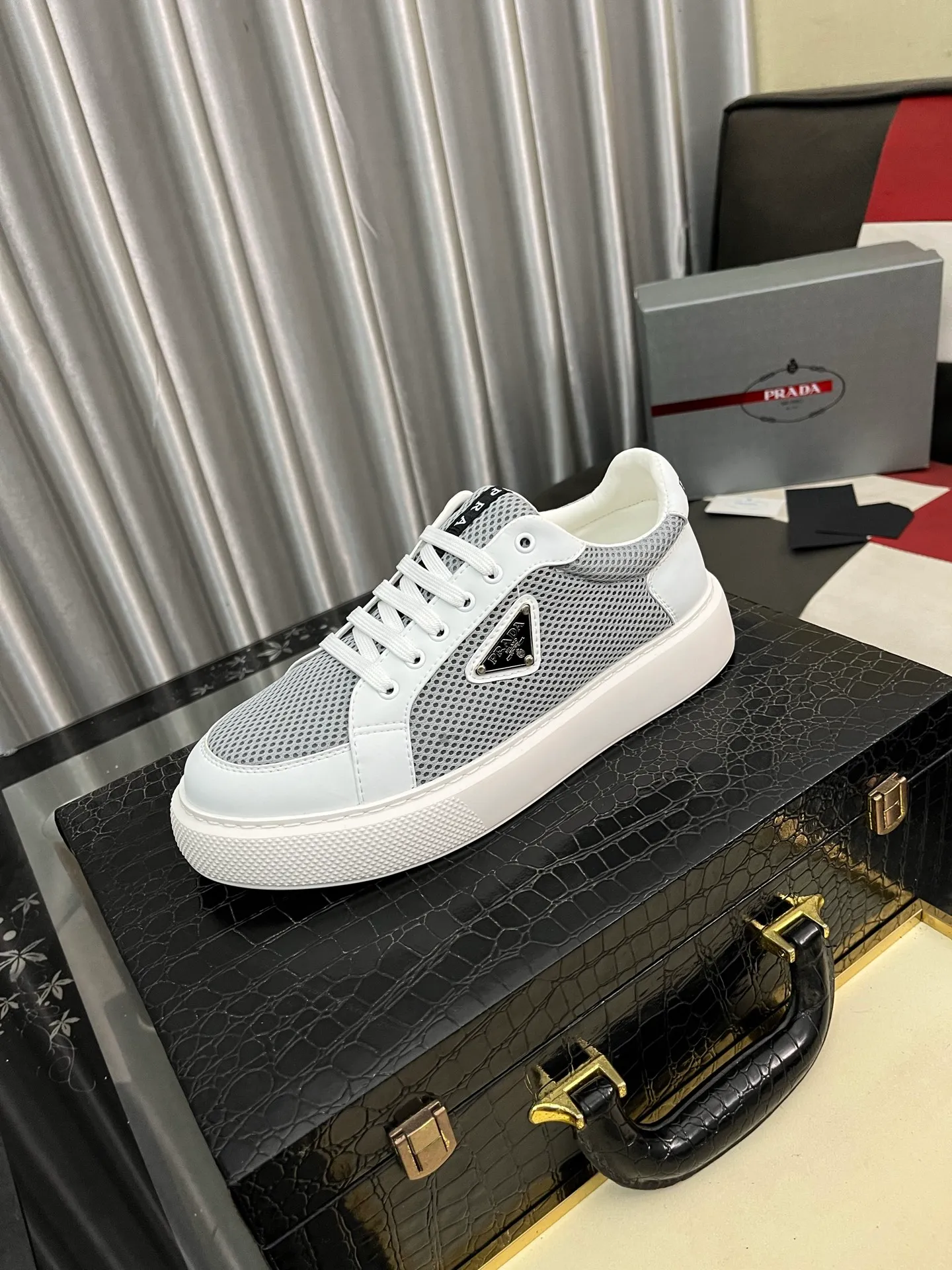 Men's men's shoes💰580⌚️⌚️Prada Prada early spring new model, top original quality, Prada casual sports shoes, made of imported solid color patent leather, spliced mesh cowhide upper, three-dimensional geometric segmentation, multi-color splicing, fashionable and generous, soft, comfortable and breathable. The tongue is decorated with classic letter logo, with fabric lining, cowhide foot pads, matched with P family's exclusive rubber outsole, upper material, breathable knitted fabric imported from Italy The delicate texture is super high-end! Fetal cowhide lining, super soft and comfortable, original molded outsole Size: 38-446️⃣ colors available